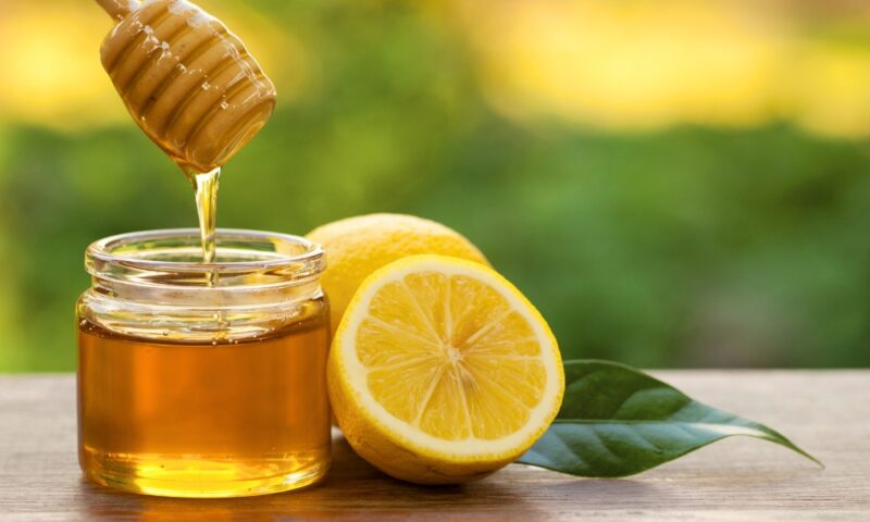 Topli napici, med i limun, odmor i inhalacija prirodno ublažavaju simptome prehlade