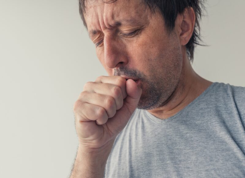 prikaz starijeg čoveka koji kašlje