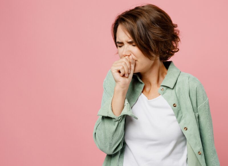 prikaz devojke koja kašlje