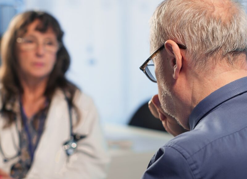 prikaz starijeg čoveka na pregledu kod lekara